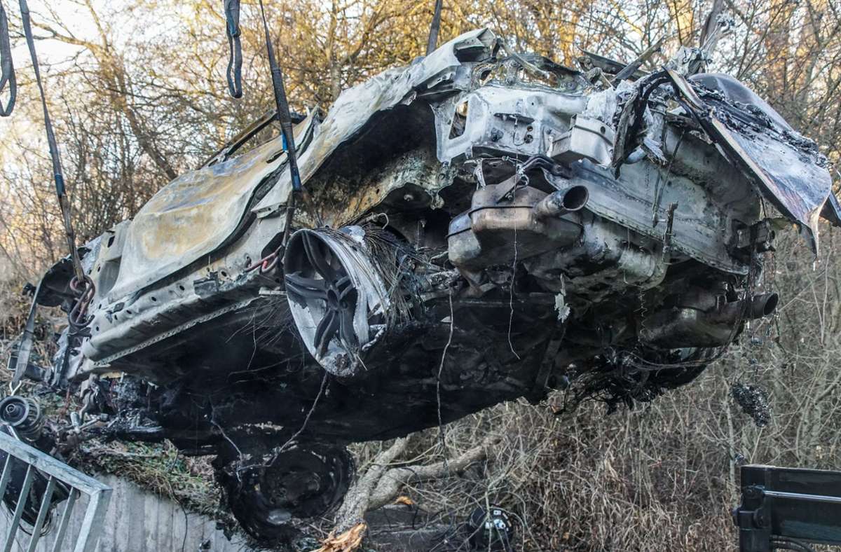 Tödlicher Unfall in Böblingen: BMW kracht gegen Betonwand und brennt aus – beide Insassen sterben
