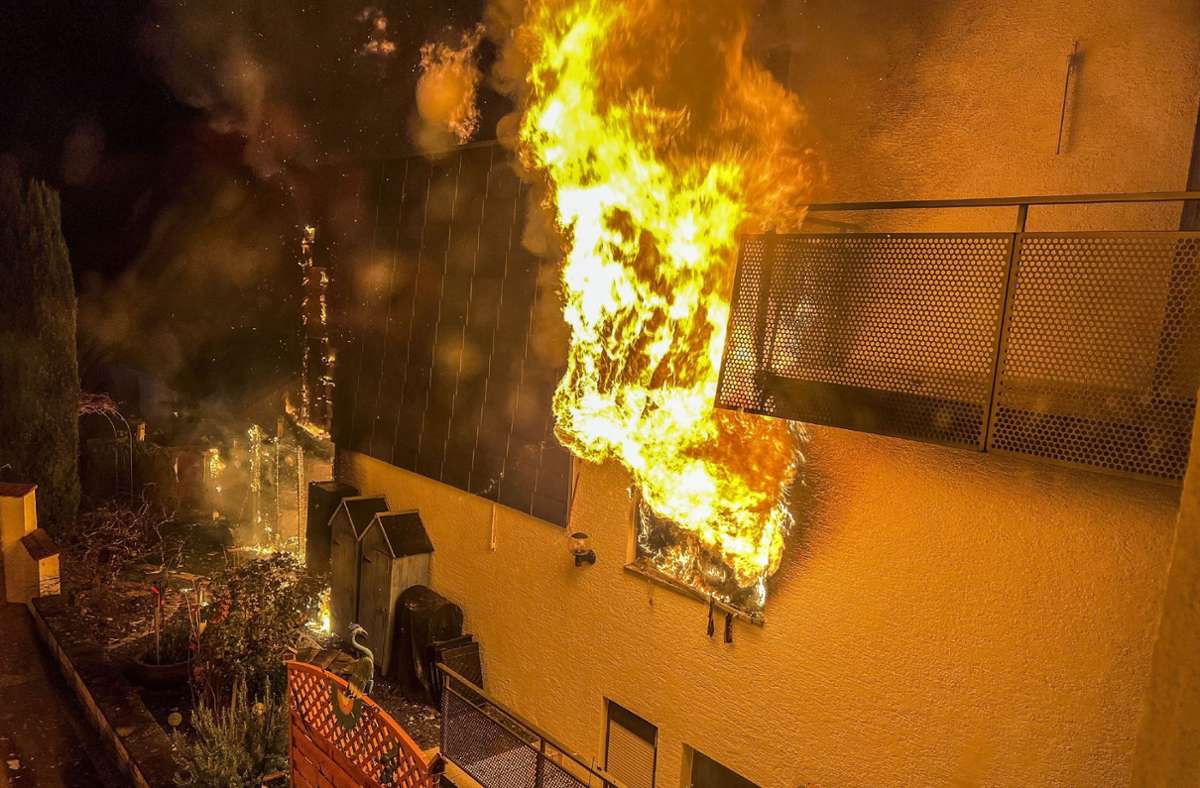 Als die Feuerwehr eintraf, standen schon mehrere Etagen des Gebäudes in Flammen.