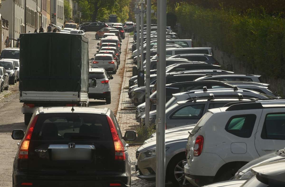 Die Mömpelgardstraße: Manche Autos fahren wieder raus, andere warten in zweiter Reihe auf einen Parkplatz.