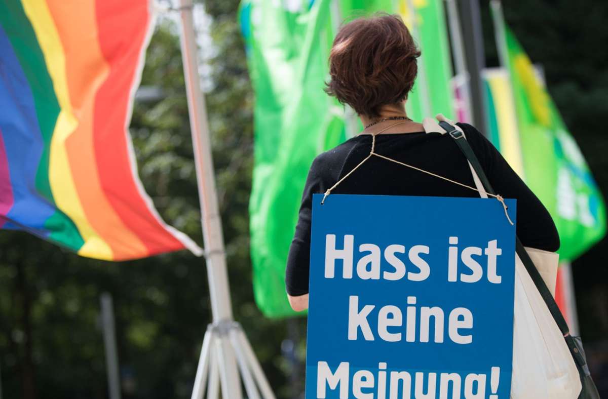 Eine Aktivistin protestiert gegen Hassnachrichten im Internet. Foto: dpa/Frank Rumpenhorst