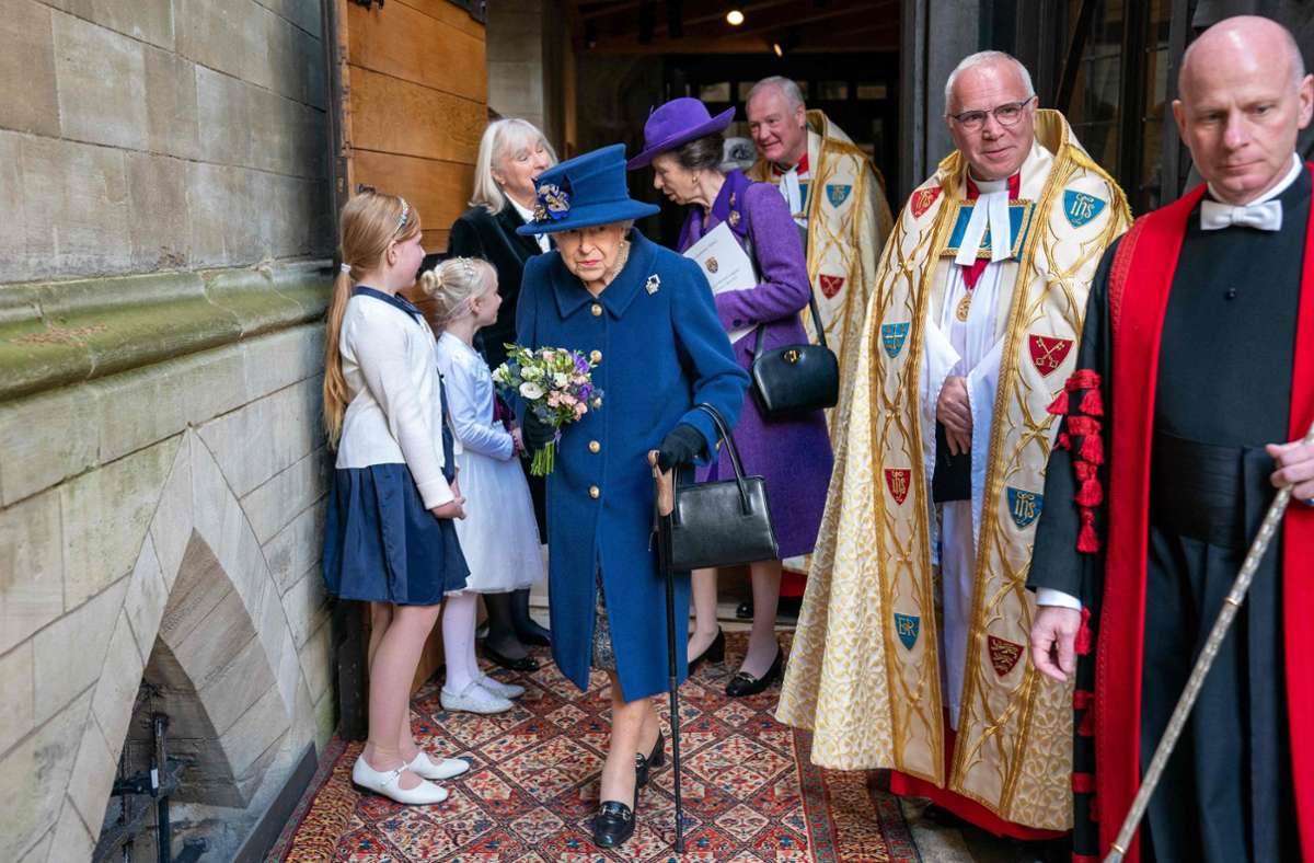 Königin Elizabeth II.: Queen benutzt Gehstock in der Öffentlichkeit