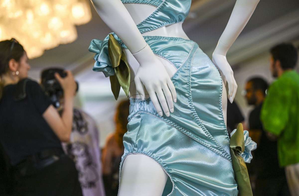 Ein Designerstück des Labels Kitsch Couture by Abarna Kugathasan ist im Berliner Salon im Rahmen der Berlin Fashion Week ausgestellt.