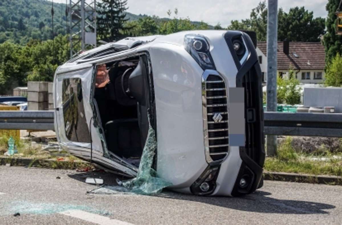 Unfall im Kreuzungsbereich in Leonberg: Durch den Zusammenstoß kippte dieser Suzuki zur Seite.