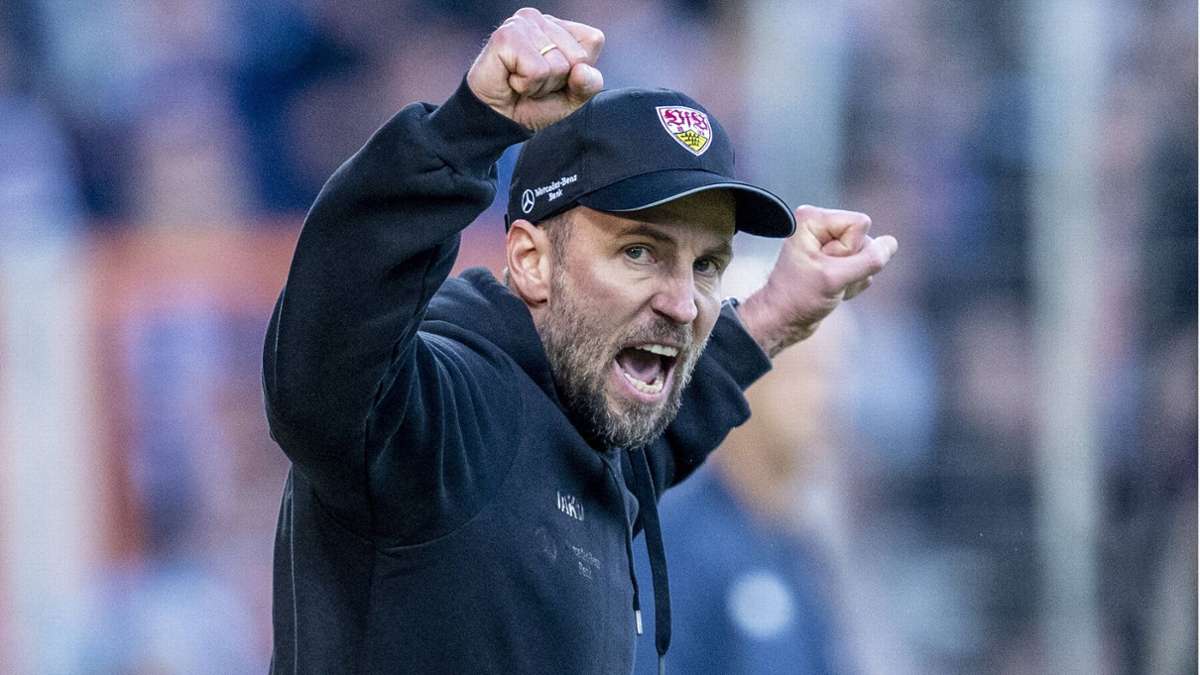 Riesige Freude: Sebastian Hoeneß bejubelt seinen ersten Bundesliga-Sieg als VfB-Trainer. In der Bildergalerie sehen Sie, wie es vor neun Monaten zum knappen Auswärtssieg in Bochum kam.