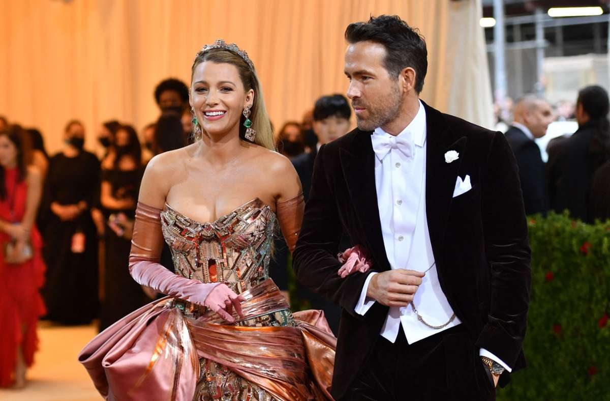 Schauspielerin Blake Lively und ihr Mann Ryan Reynolds waren Teil des diesjährigen Moderatoren-Teams. Lively wird bereits als Queen der Met Gala bezeichnet.