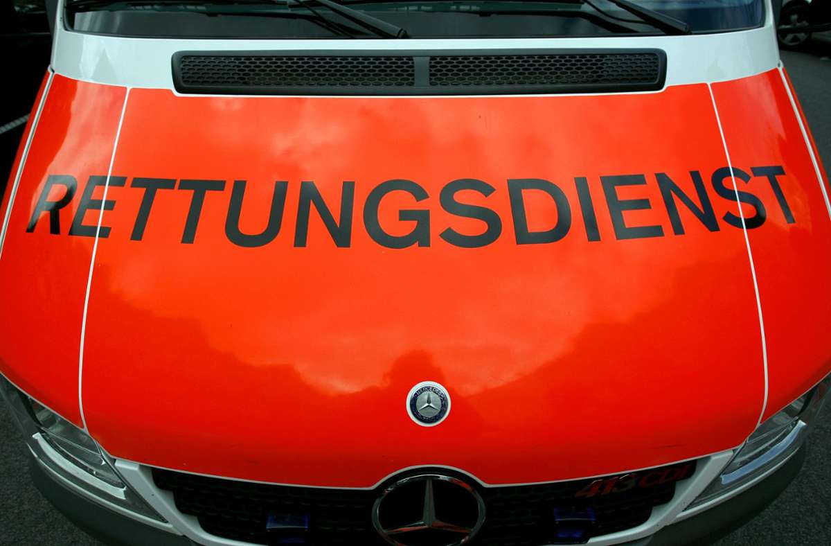 Unfall auf der B465 bei Ehingen: Autofahrer prallt in Lastwagen und stirbt