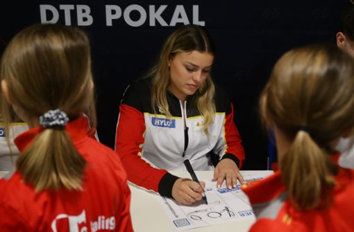 Begehrte Unterschrift: Emma Malewski (Mitte) bei einer Autogrammstunde beim DTB-Pokal in Stuttgart. Foto: Baumann/Hansjürgen Britsch