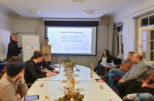 Johannes Roller (hinten links) und Stefanie Hiesel  stellen den  „roten Faden für die Jugendarbeit“ in Herrenberg vor. Foto:  /Käthe Ruess
