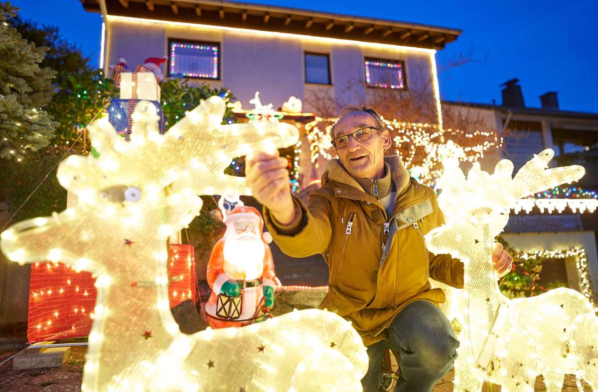 Josef Johann   stellt vor seinem Haus im Moselort Klotten (Rheinland-Pfalz) weihnachtliche Deko auf. Seit zehn Jahren dekoriert er sein Haus weihnachtlich, es ist für ihn ein Hobby, den Kindern des Ortes alljährlich eine Freude zu machen.