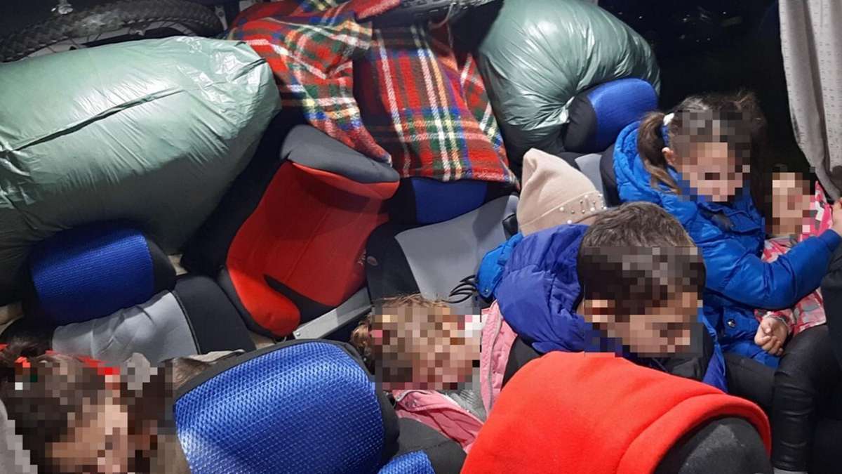 Mutmaßliche Schleuser in Sigmarszell: Transporter mit dreizehnköpfiger Familie gestoppt