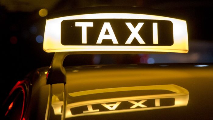 Männer schlagen Taxifahrer nieder – Einer flüchtet mit dem Taxi