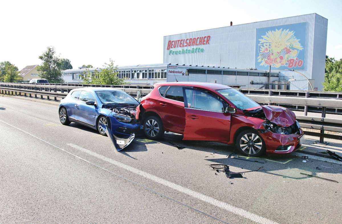 Auffahrunfall in Weinstadt: Fünf Personen bei Unfall auf B29 verletzt