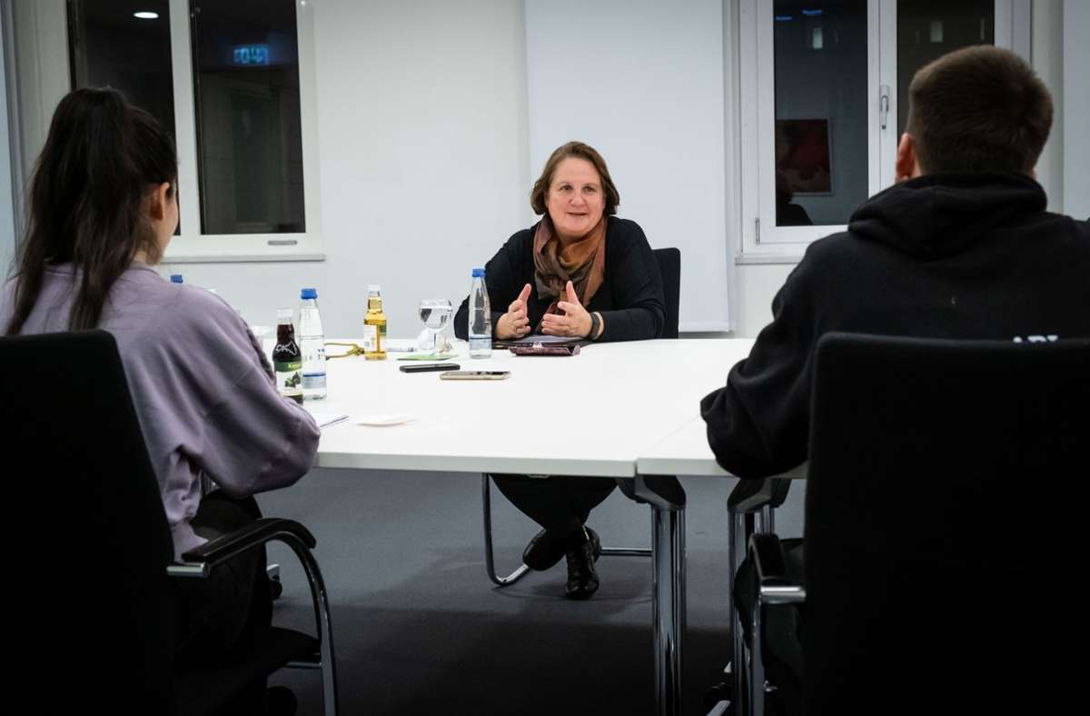 Theresa Schopper diskutiert mit zwei Stipendiaten des Programms „Talente im Land“.