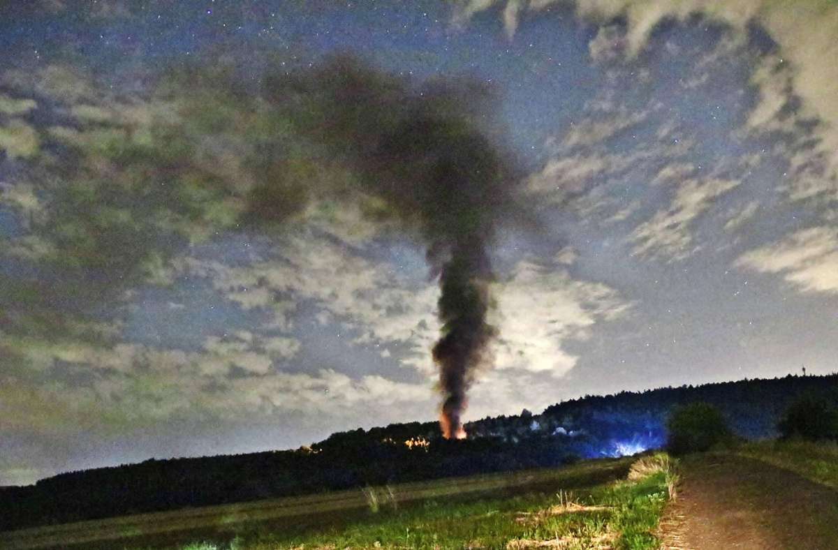 Feuer in Berglen: Brand in Lagerhalle: Gutachter suchen nach Ursache
