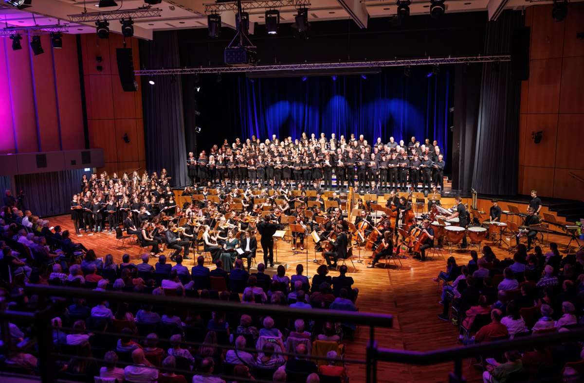 250 Musizierende begeistern volle Kongresshalle: Konzert zu Einheitsfest und Musikschulgeburtstag