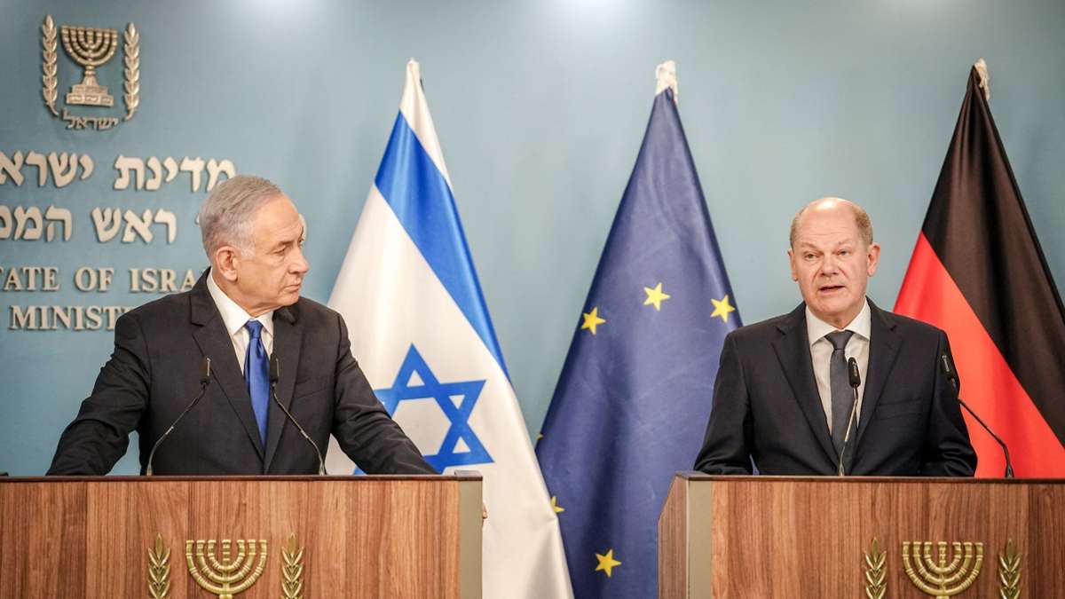 Bundeskanzler Olaf Scholz und Ministerpräsident Benjamin Netanjahu (l) geben in Jerusalem ein gemeinsames Pressestatement.