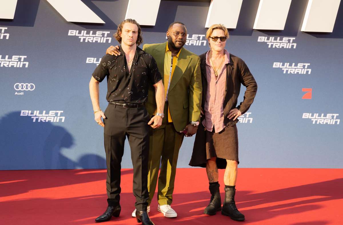 Hose, Anzug, Rock: Die Schauspieler Aaron Taylor-Johnson (li.), Brian Tyree Henry und Brad Pitt bei der Deutschlandpremiere des Kinofilms „Bullet Train“ im Zoopalast.