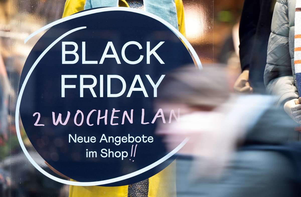 Die Händler hoffen, mit Sonderangeboten zum „Black Friday“ das Weihnachtsgeschäft zu retten. Die Hälfte der Verbraucherinnen und Verbraucher in Deutschland will einer Umfrage zufolge am Rabatttag Black Friday auf Schnäppchenjagd gehen.