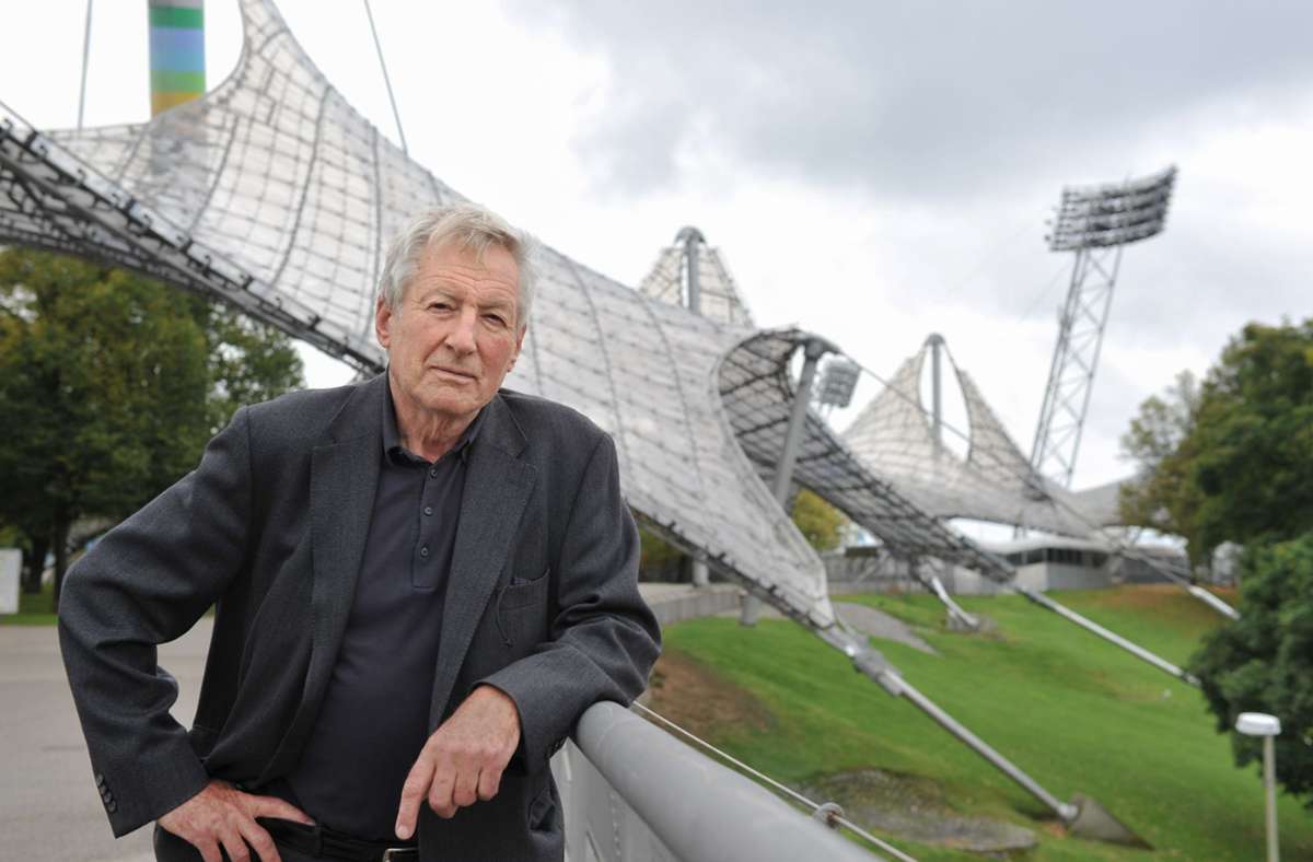 Der Architekt Fritz Auer –  im Hintergrund das Münchner Olympiastadion.