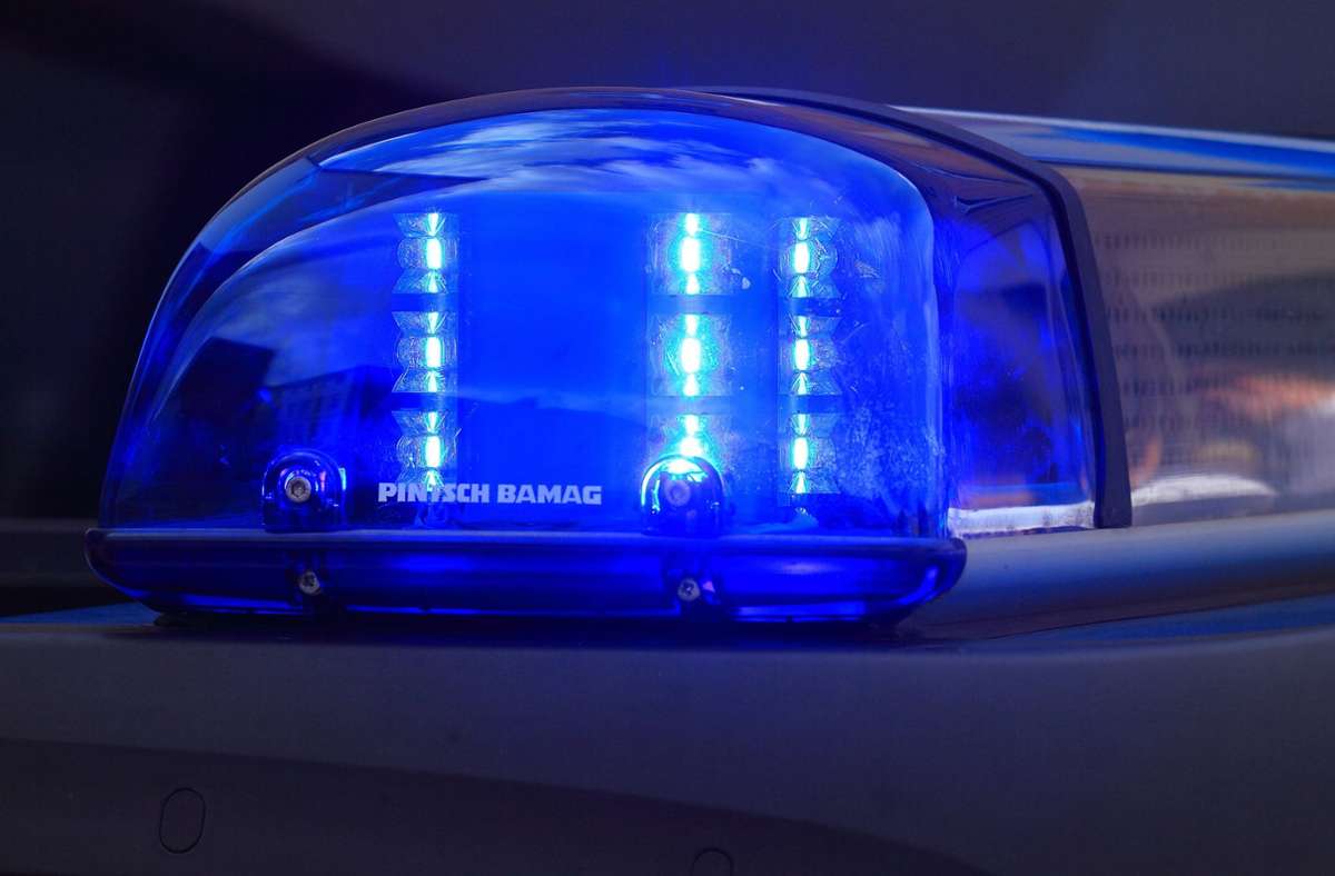 A8 nahe Leonberg: Autofahrer fährt auf Absperrtafel und wird leicht verletzt