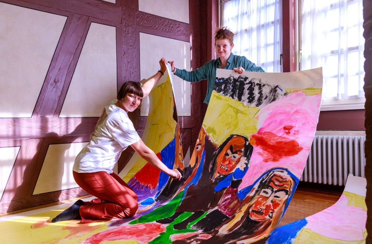Im Fleischermuseum in Böblingen: Malerinnen zerstören bei Kunstaktion ihr eigenes XXL-Bild