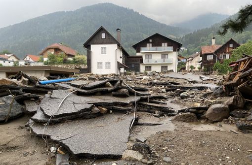 Schwere Unwetter haben in der Nacht zum Mittwoch ganze Ortschaften im Bezirk Villach-Land in Österreich verwüstet. Foto: dpa/Gert Eggenberger