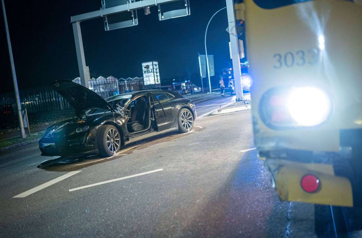 Fellbach: Porsche-Fahrerin bei Stadtbahnunfall eingeklemmt