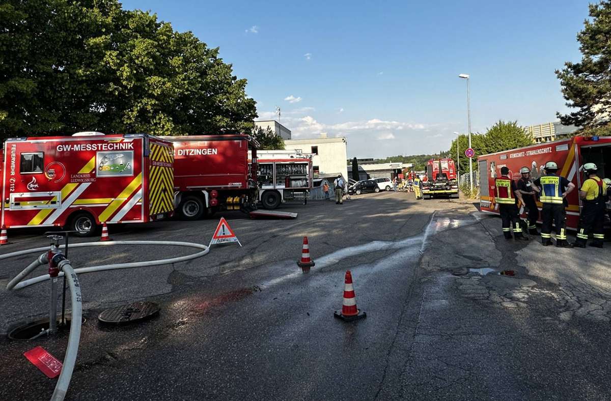 Brand in Hemmingen: Feuer bricht in Firma aus – über hundert Kräfte im Einsatz