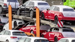 Mit Neuwagen beladener Anhänger kippt um  – halbe Million Euro Schaden