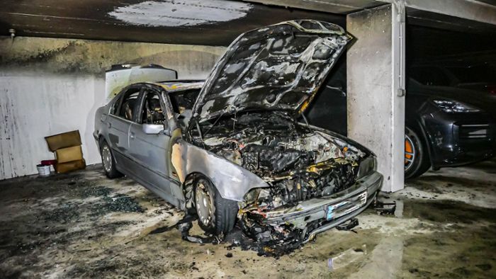 BMW fängt Feuer in der Tiefgarage