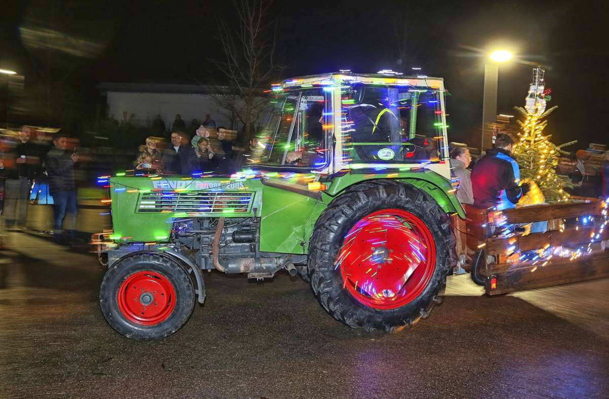 Erdmannhausen im Kreis Ludwigsburg: Weihnachtliche Traktoren fahren durch den Ort