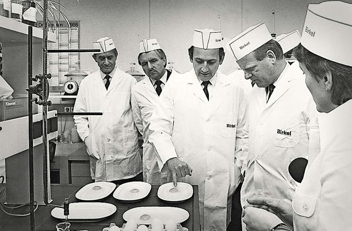 Ex-Nudelfabrikant Klaus Birkel (Mitte) 1986 bei einer der Qualitätskontrolle
