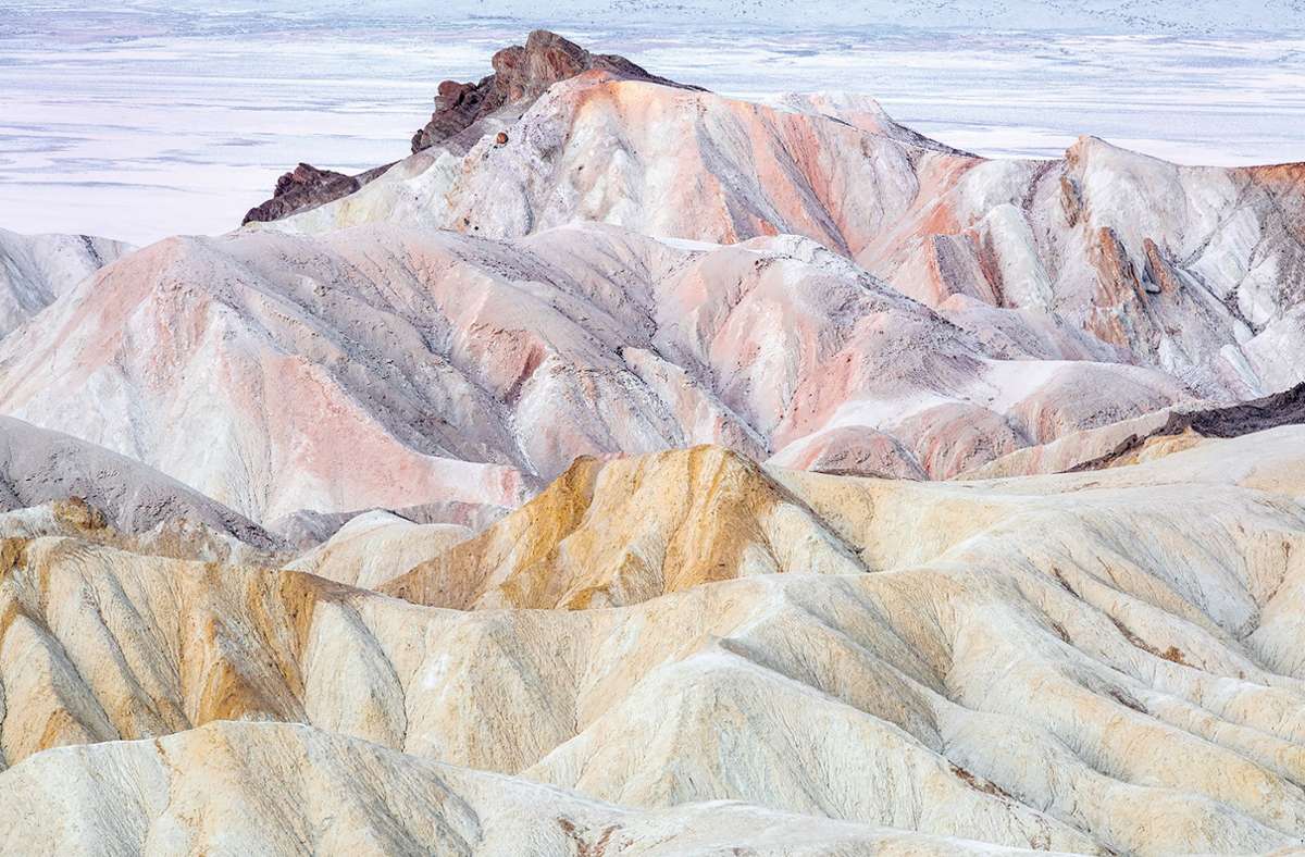 Im kalifornischen Death Valley dominieren die Pastellfarben – und die sanften Rundungen der Erosion. Fotokunst von Renate Aller, zu sehen im Bildband im Kehrer Verlag.
