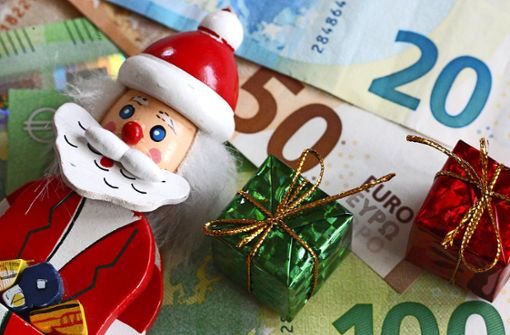 Das Weihnachtsgeld hilft in diesem Jahr nicht nur beim Geschenkkauf – viele Beschäftigte brauchen es auch, um die hohen Energiekosten zu zahlen. Foto: mago Images/Eibner/Fleig
