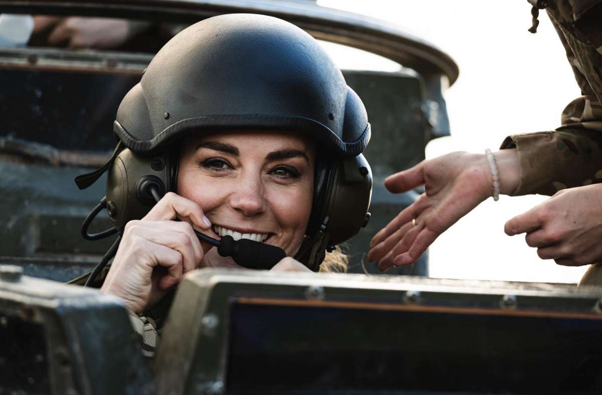 Herzogin Kate mit Schutzhelm beim Tag der Streitkräfte.