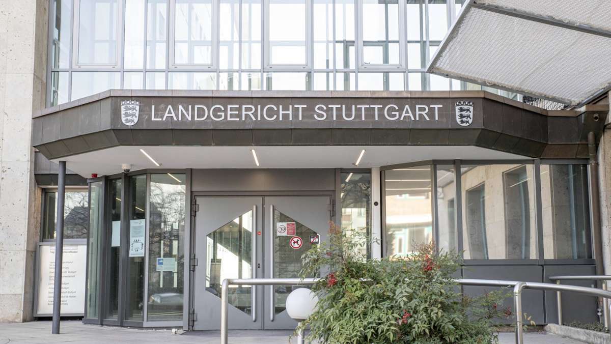 Gewalttätiger Mann aus Herrenberg vor Gericht: Böse Überraschung  im Schlaf: Mann würgt Ex-Frau