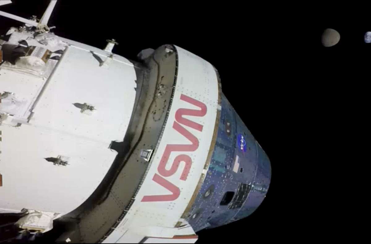 Auf dieser von der US-Raumfahrtbehörde Nasa zur Verfügung gestellten Aufnahme sind die Erde und der Mond von der „Orion“-Kapsel aus zu sehen