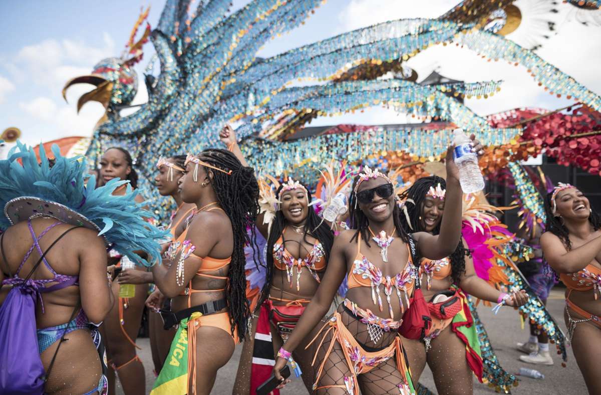 Toronto –  Teilnehmer tanzen am 30. Juli 2022 vor dem Start der großen Parade des karibischen Karnevals: Jeden Juli oder Anfang August findet der Caribbean Carnival in und um die kanadische Metropole    statt und feiert die lebendige und energische Essenz der karibischen Kultur.