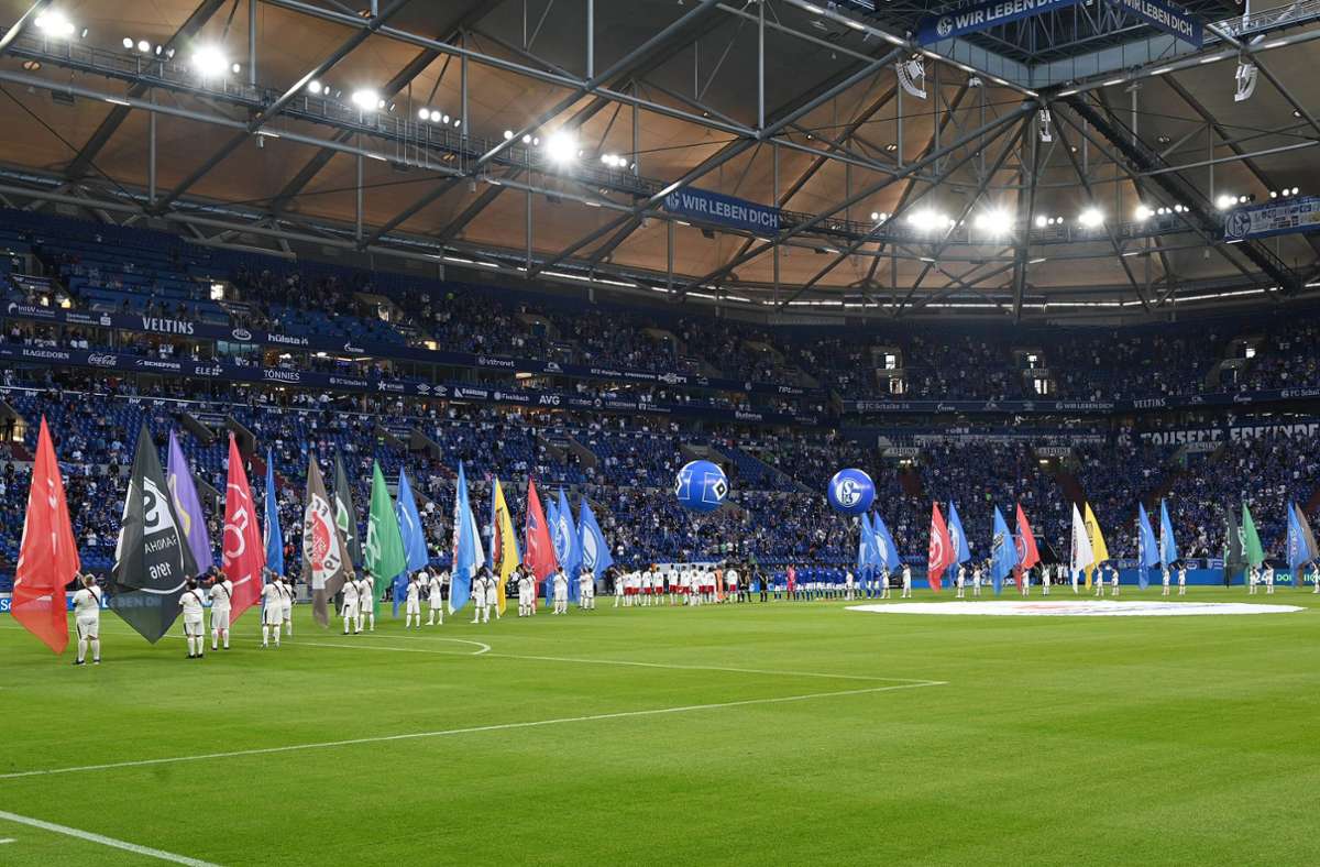 Start der 2. Bundesliga: Schalke 04 und Hamburger SV gedenken Hochwasseropfern