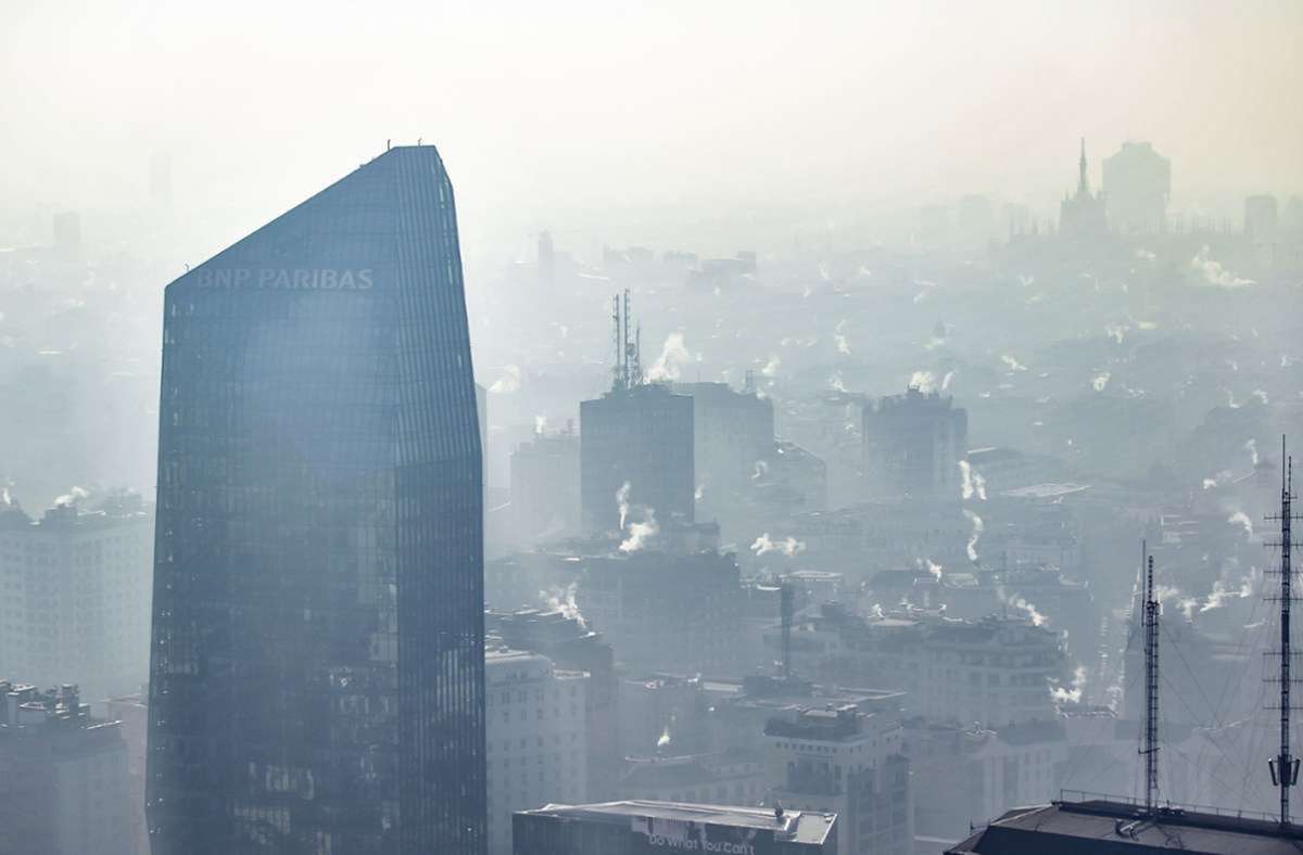 Luft Verschmutzung von das Auspuff von Autos im das Stadt während