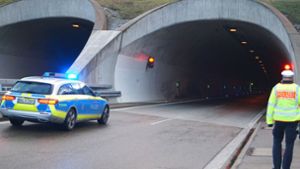 Unfall im Leutenbachtunnel:  Porsche und Mercedes kollidieren