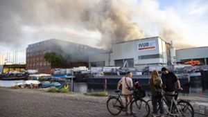 Große Lagerhalle geht in Flammen auf