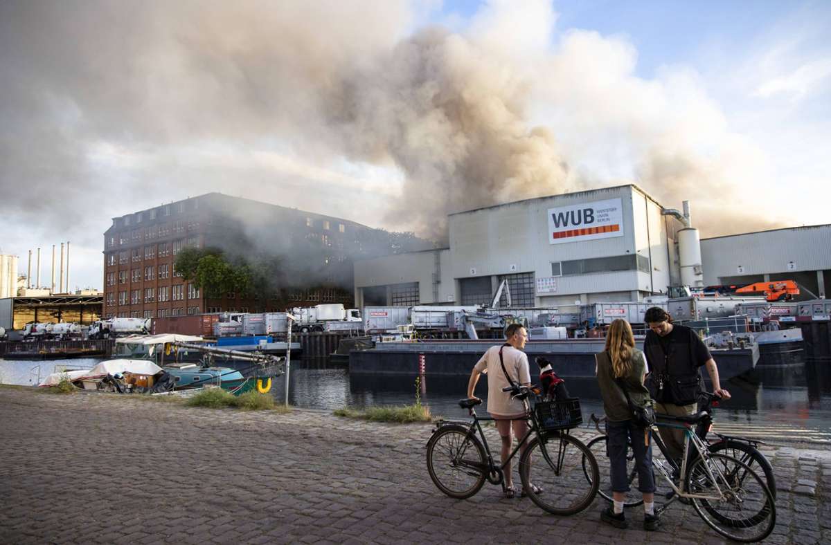 In einer Lagerhalle in Berlin-Neukölln ist am Mittwoch ein Feuer ausgebrochen.