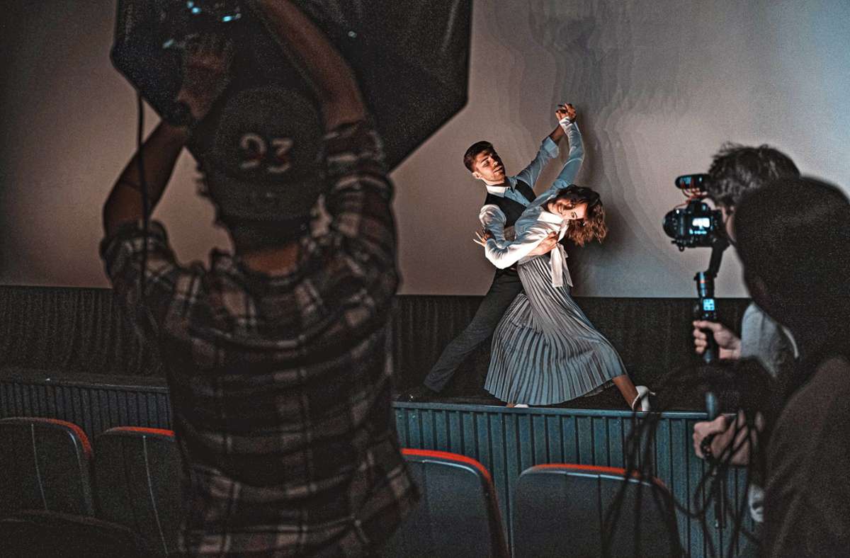Großes Kino zu vermeintlich später Stunde: Marius Dürr und Vanessa Weiß tanzen vor der Filmleinwand im Böblinger Bärenkino. Foto: Samira Blessing