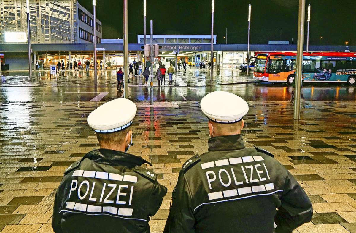 Die Polizei ist regelmäßig am Böblinger Bahnhof, um Straftaten zu verhindern. Foto: factum/Simon Granville