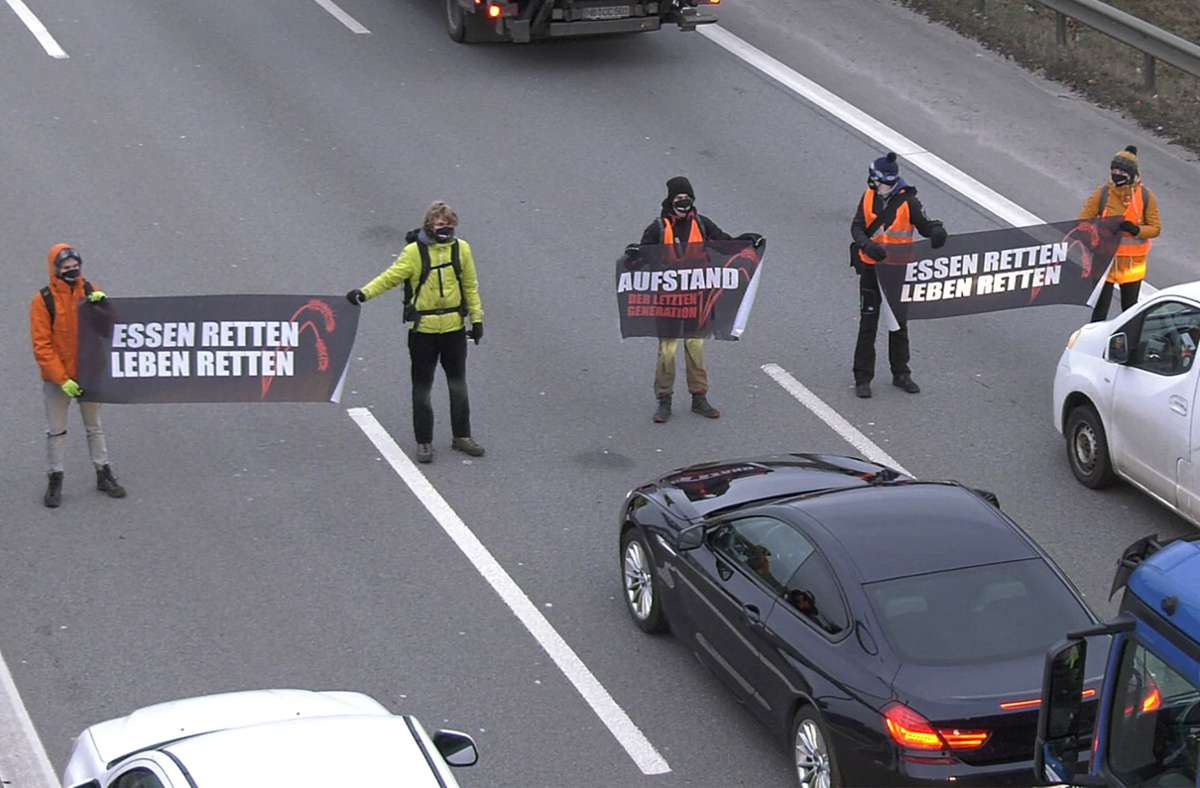 Aktivisten der Gruppe „Aufstand der letzten Generation“  blockierten die Stadtautobahn 100  unweit der Beusselstraße in Berlin. Foto: dpa/Paul Zinken