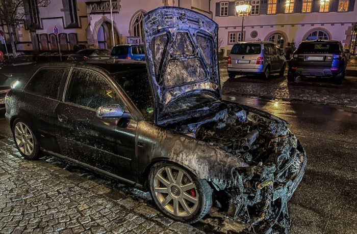Feuer in Weil im Schönbuch: Audi brennt  am Marktplatz