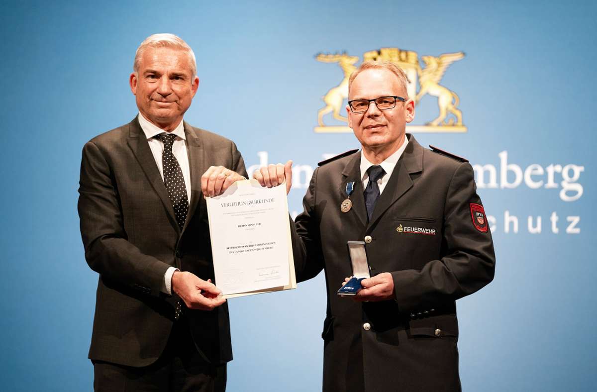 Innenminister Thomas Strobl (links) verleiht Ernst Feil das Bevölkerungsschutz-Ehrenzeichen.