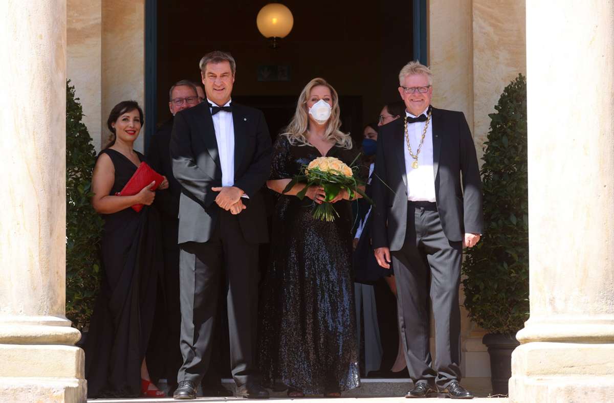 Auf den Richard-Wagner-Festspielen ist jedes Mal viel Prominenz vertreten. Hier: Markus Söder (2. von links), Ministerpräsident Bayerns, Katharina Wagner (Mitte) und Thomas Ebersberger, Oberbürgermeister Bayreuths (rechts).