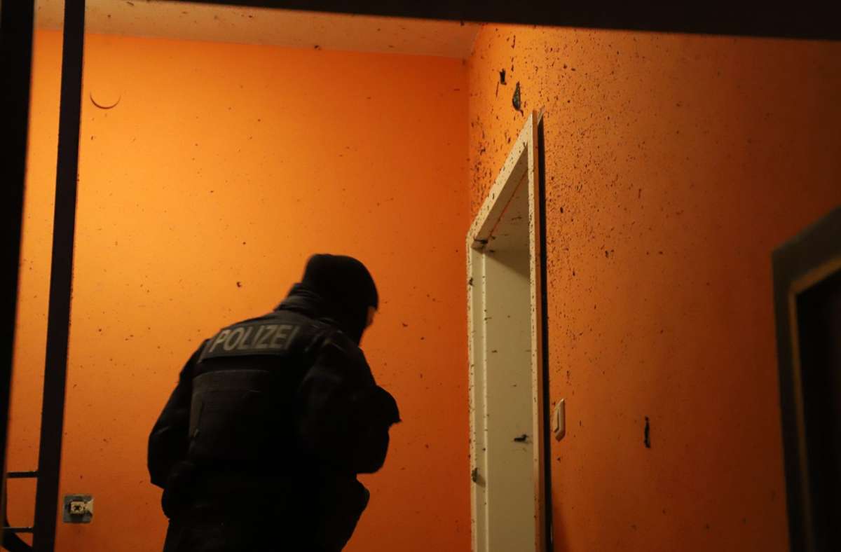 Razzia bei Reichsbürgern: Falsche Tür gesprengt – Polizisten schocken syrische  Familie